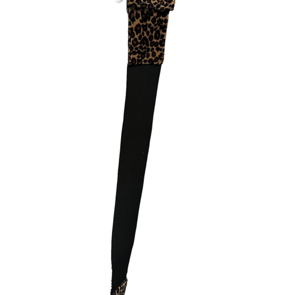 Sexy and timeless! Size L, leopard and black belt with large buckle. Stretches. - Picture 3 of 3